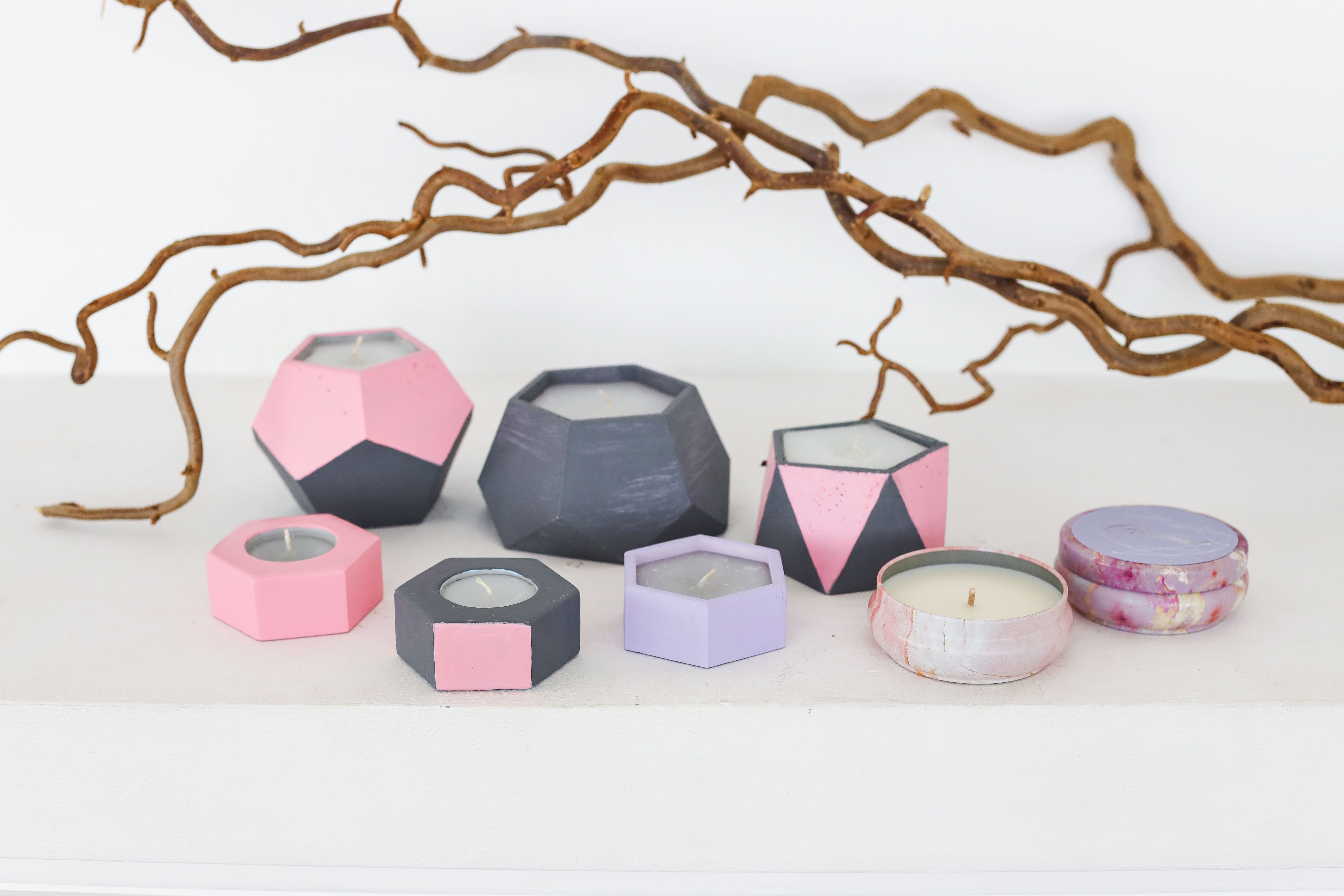 Свечи в розово-серых банках на столе