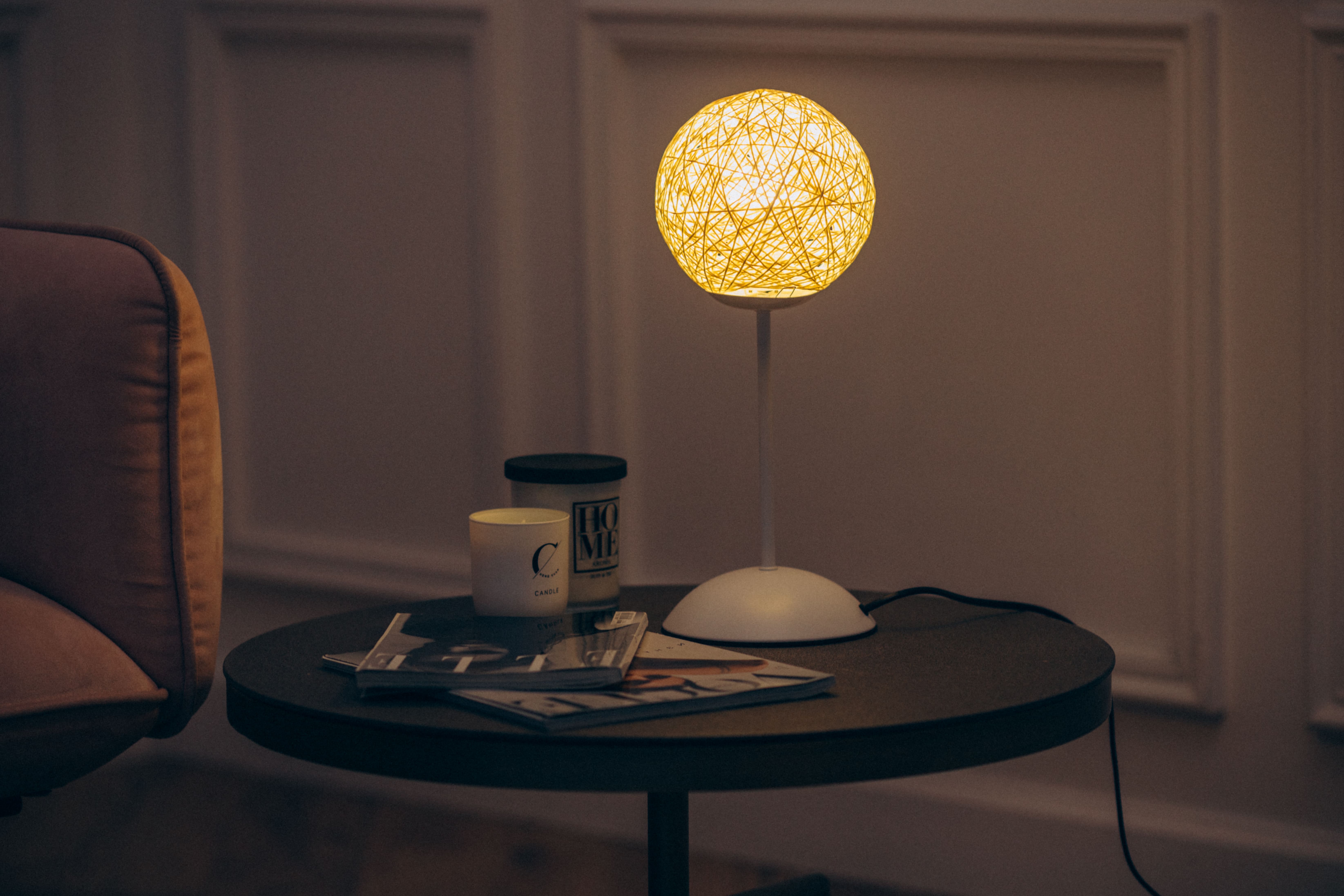 Свечи на туалетном столике с ночником