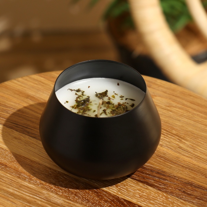 Свеча в чёрной банке