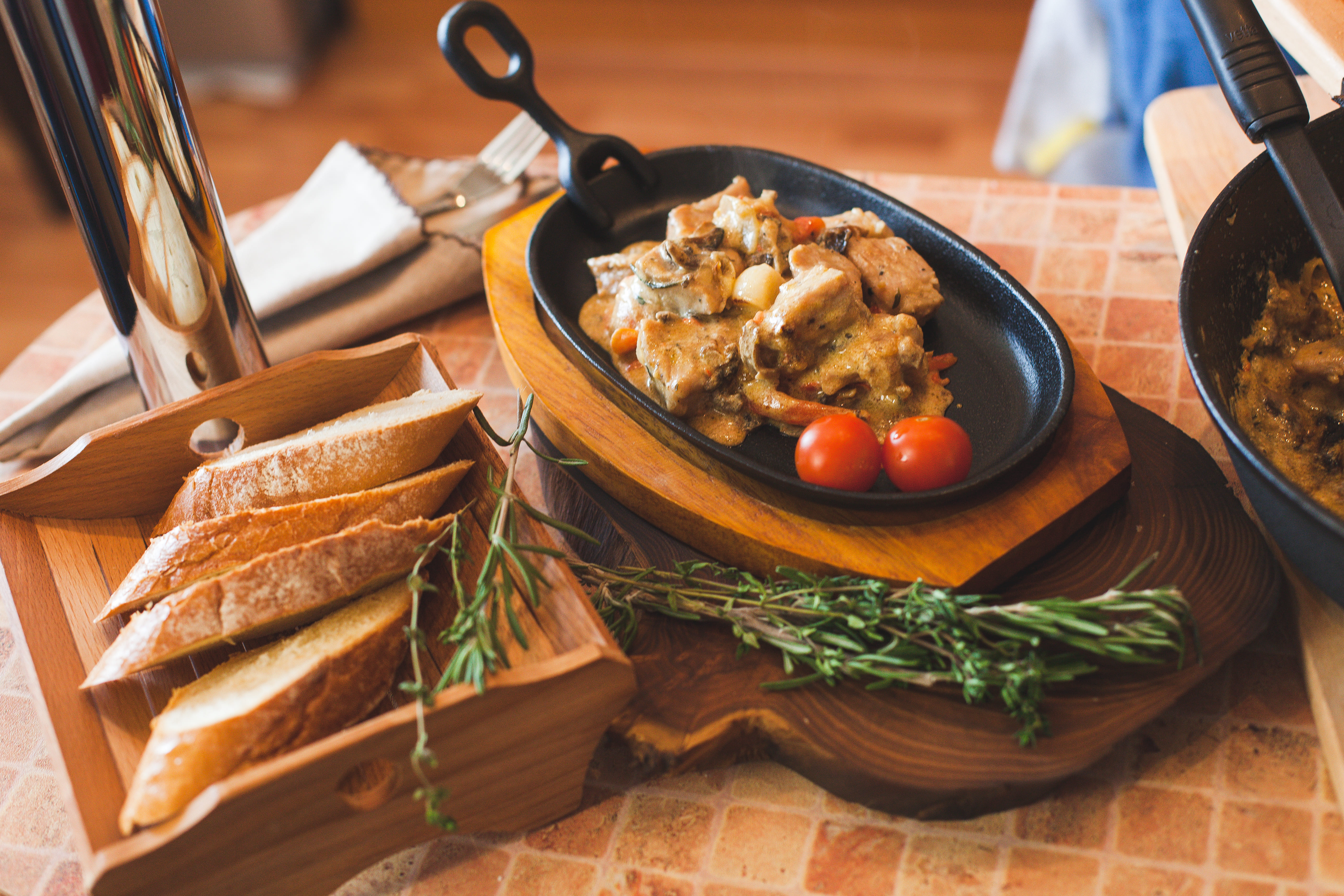 Мясо на чугунной сковороде