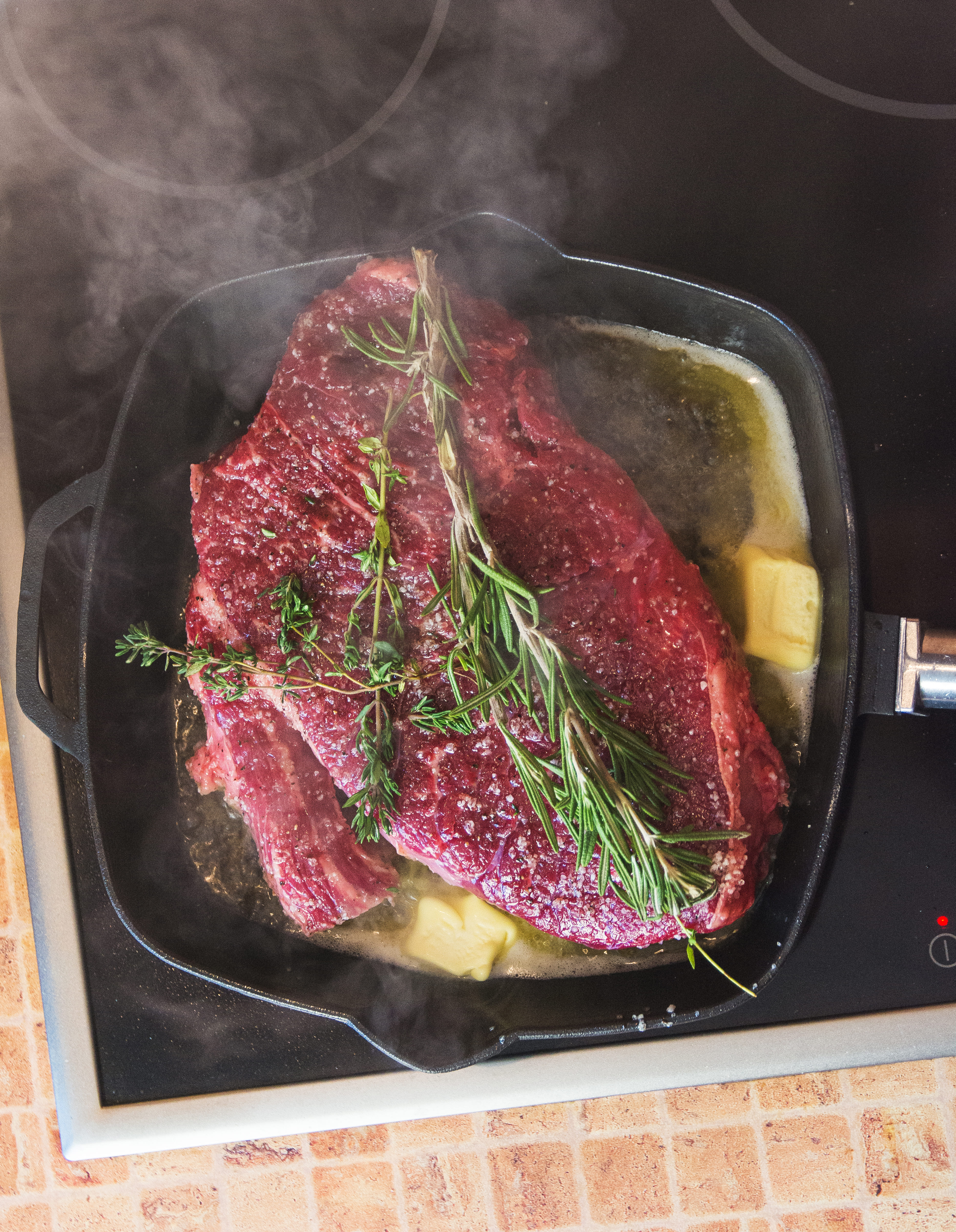 Стейк на чугунной сковороде