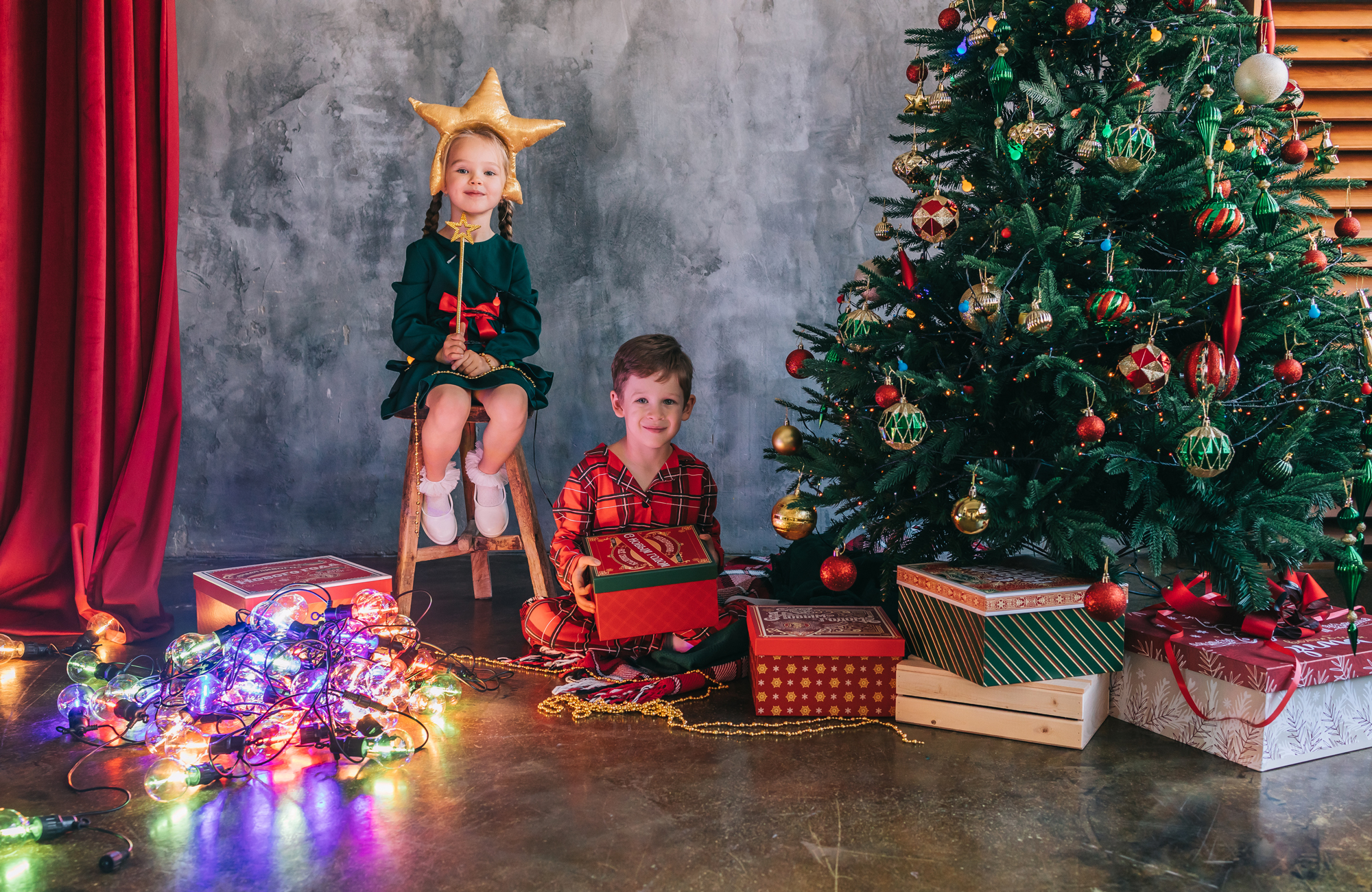 дети с подарками у новогодней ёлки