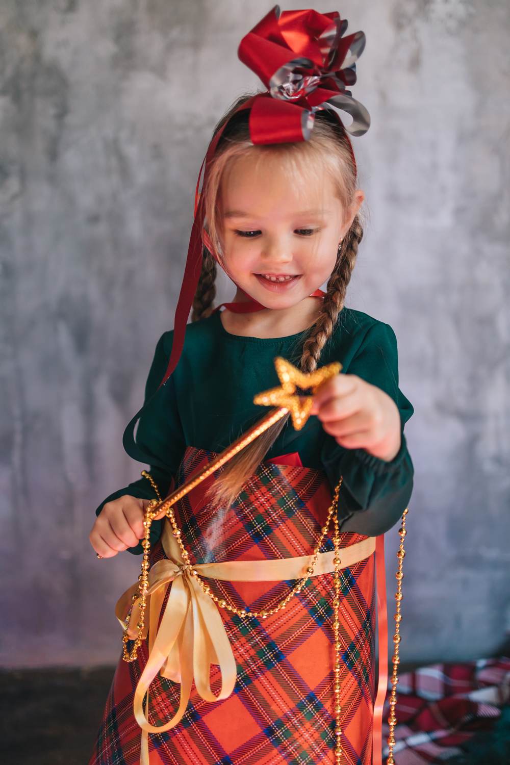 девочка с новогодним декором