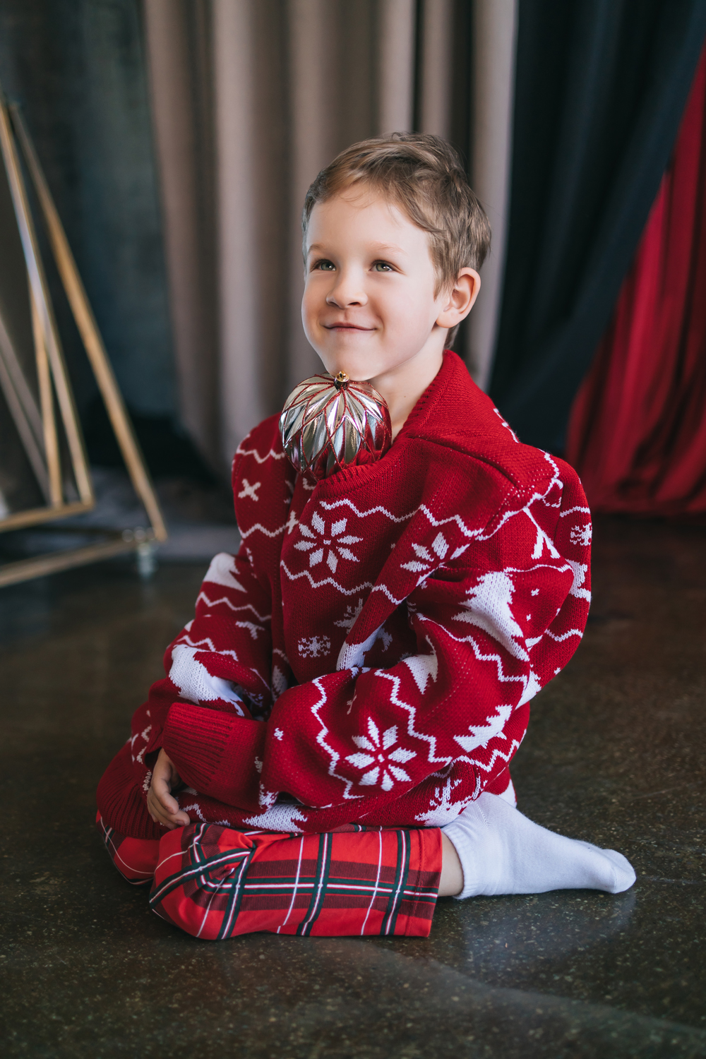 мальчик в новогодней одежде