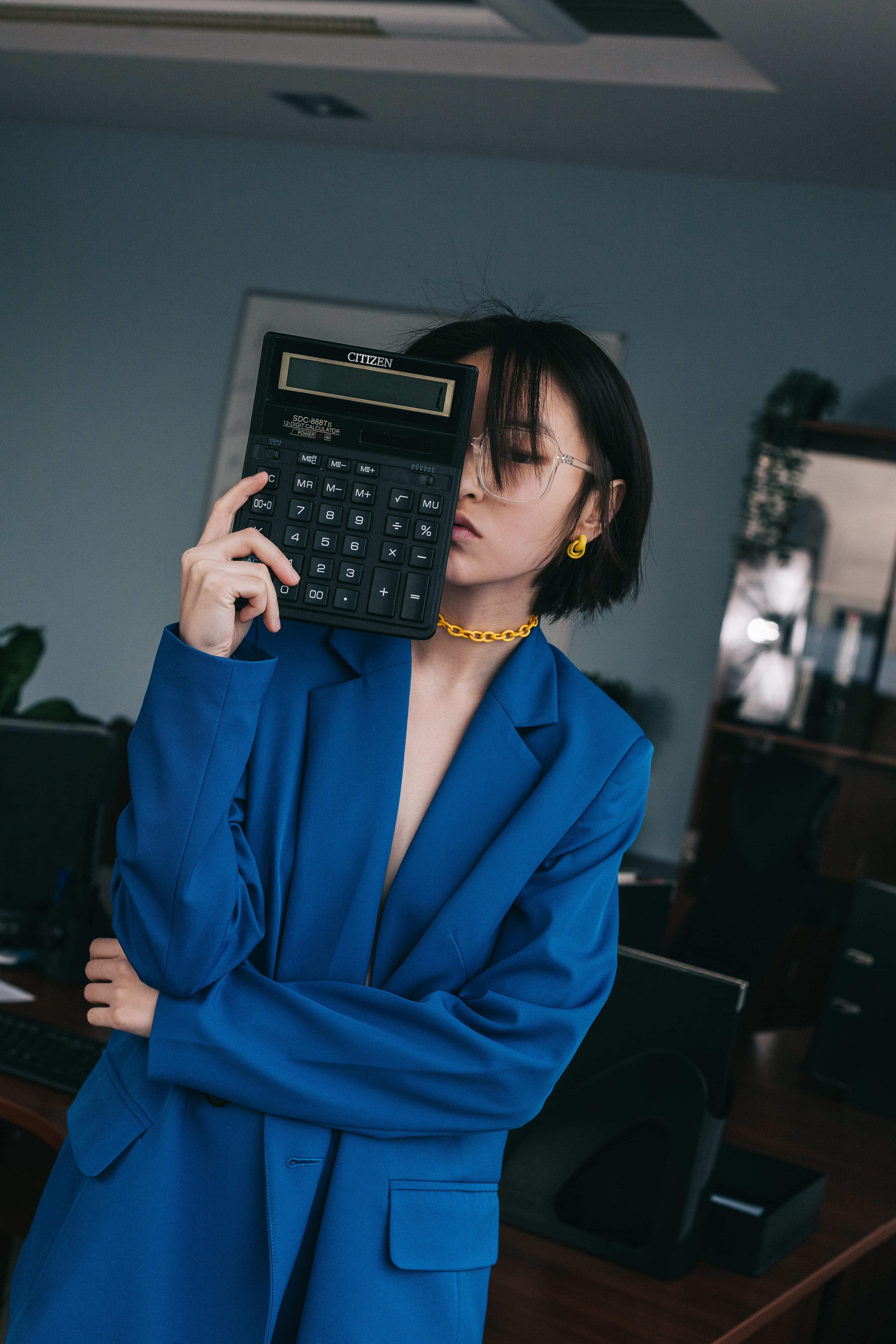 Девушка с калькулятором