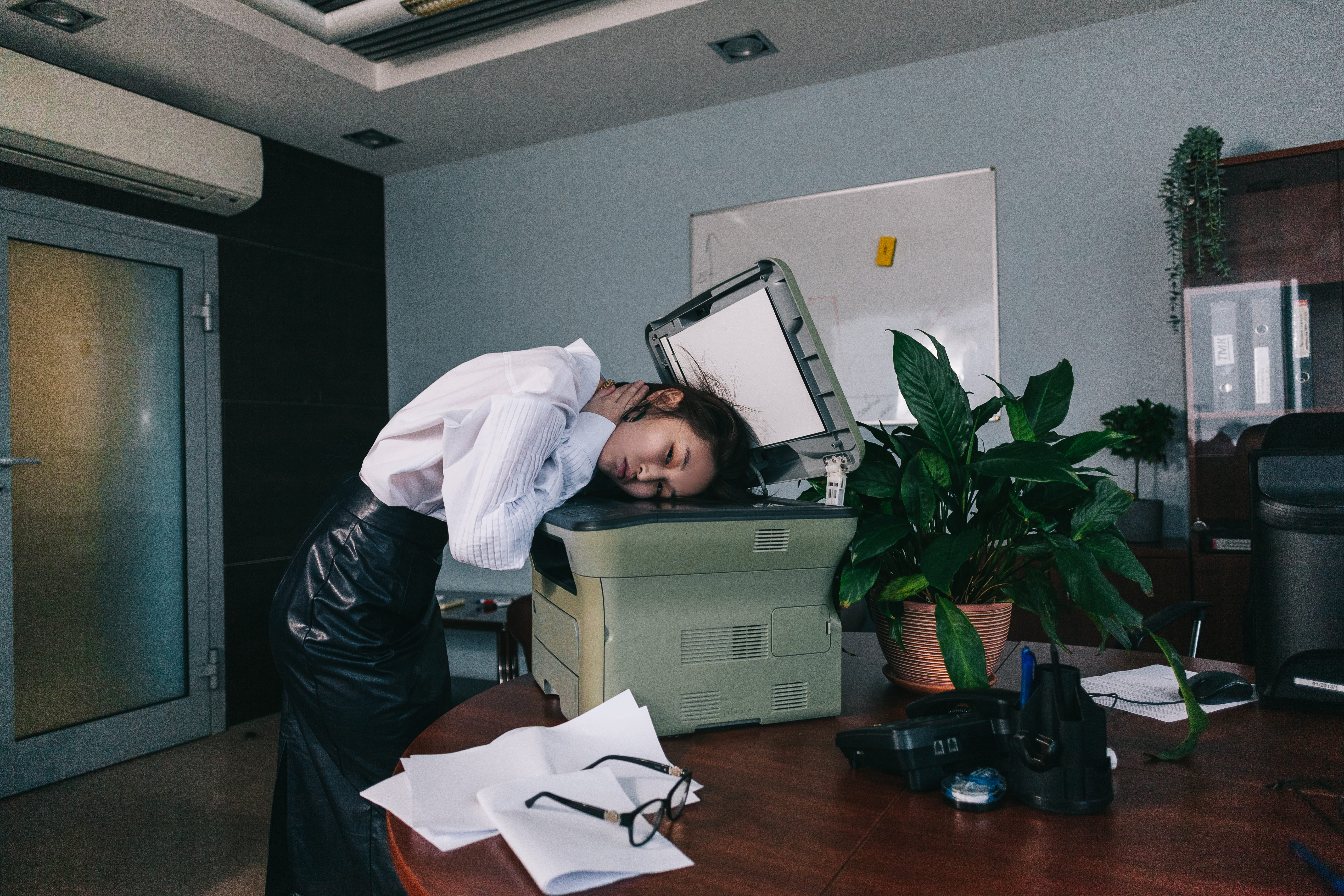 Девушка с принтером