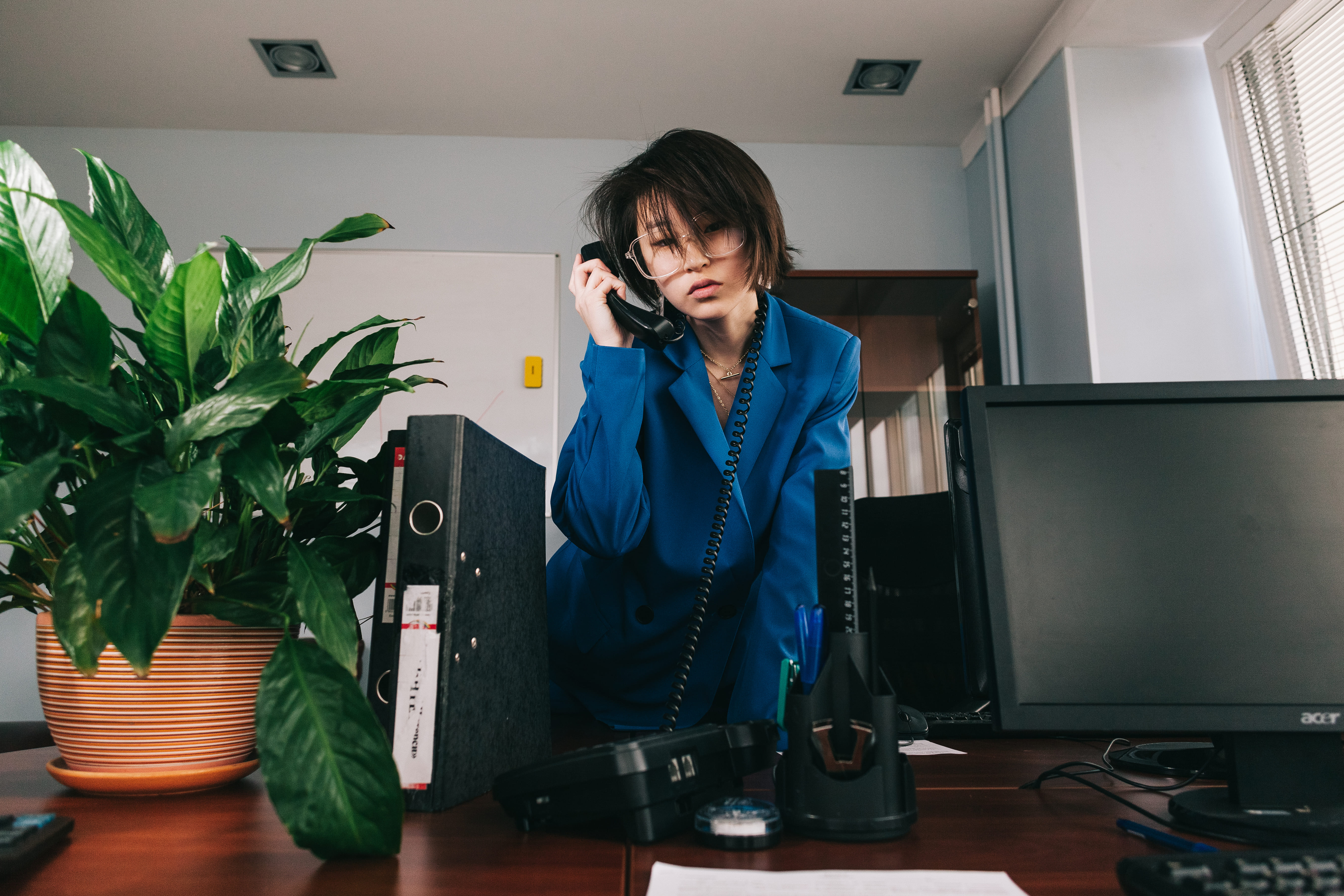 Девушка с телефоном