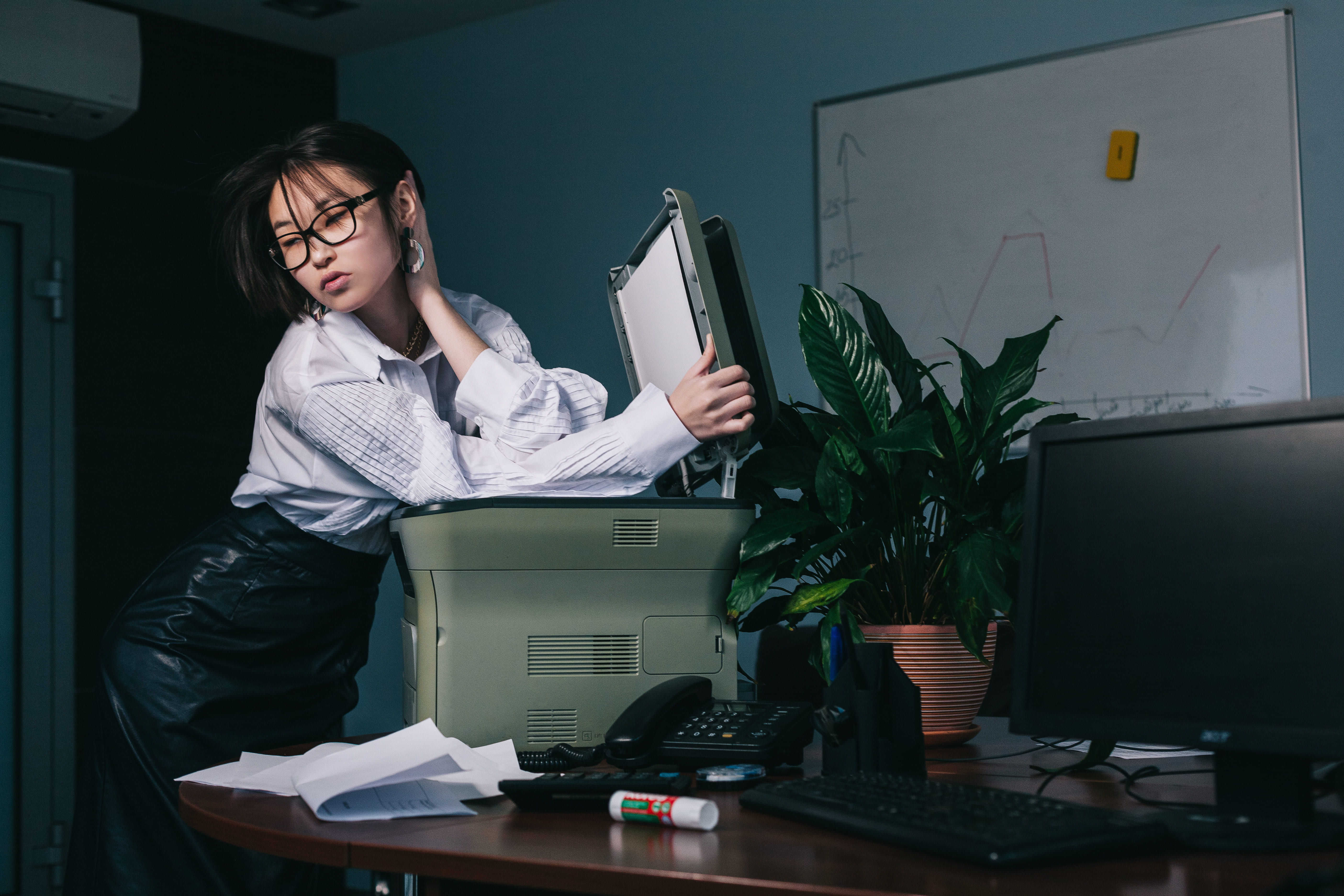 Девушка с принтером