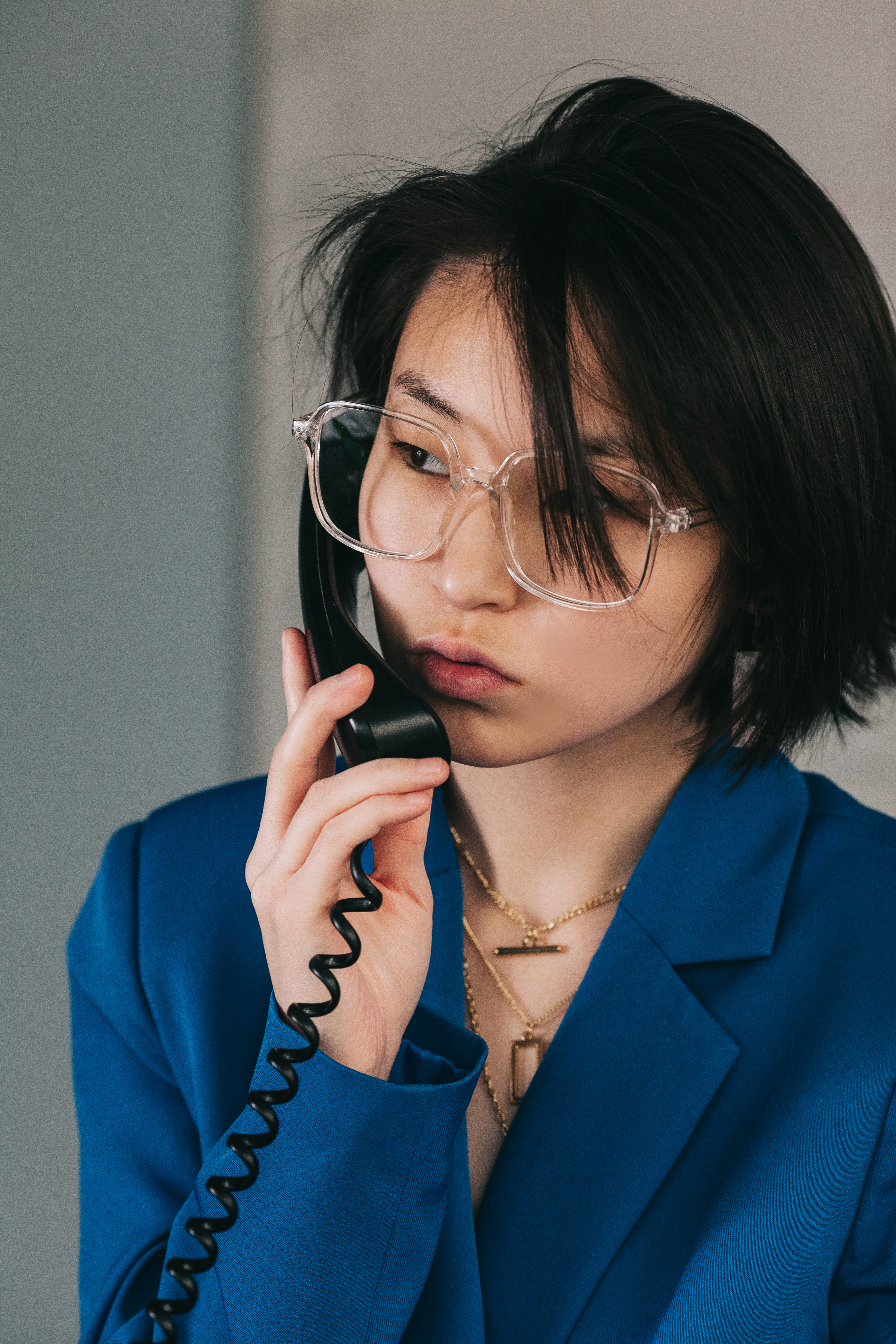 Девушка с телефоном