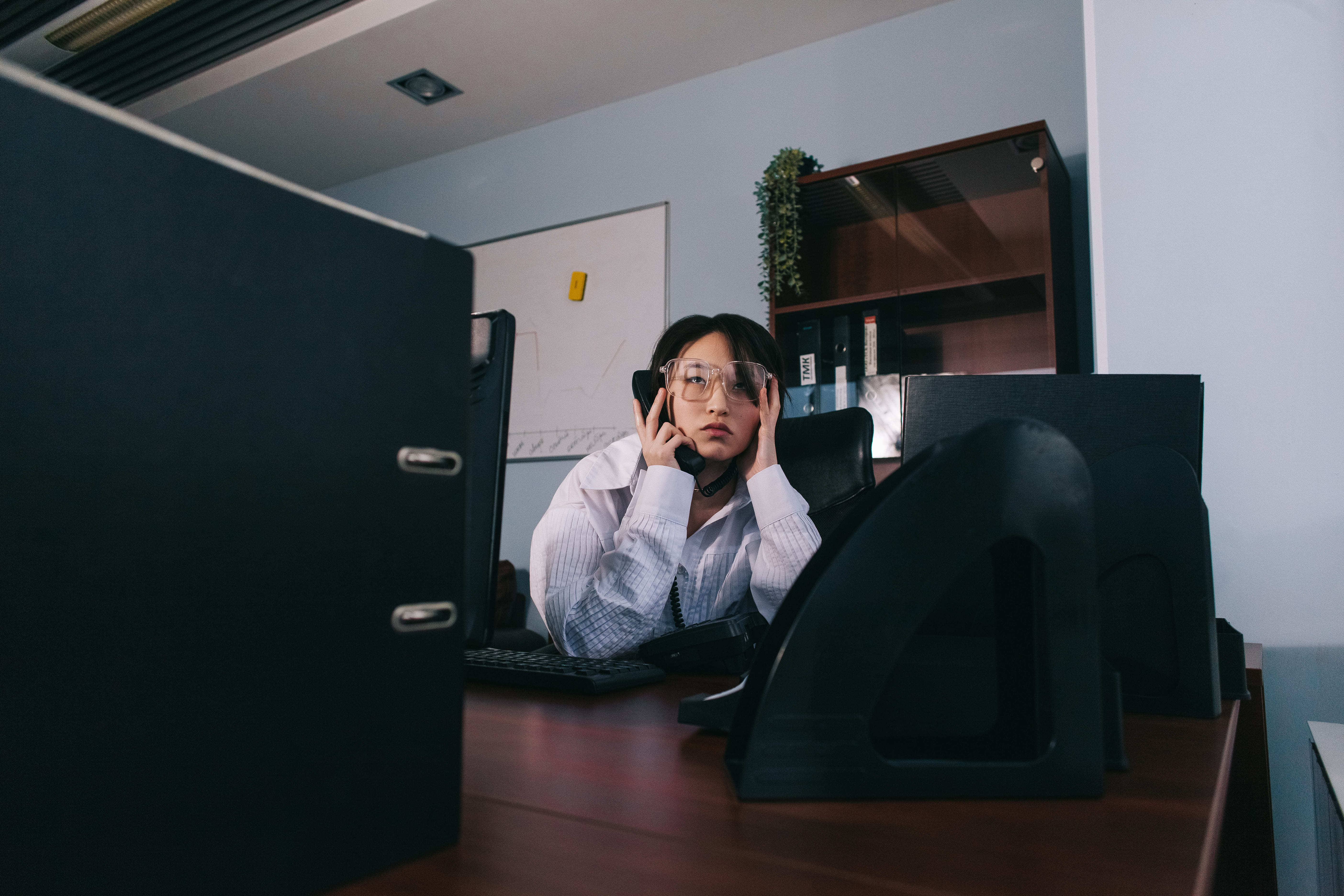 Девушка с телефоном