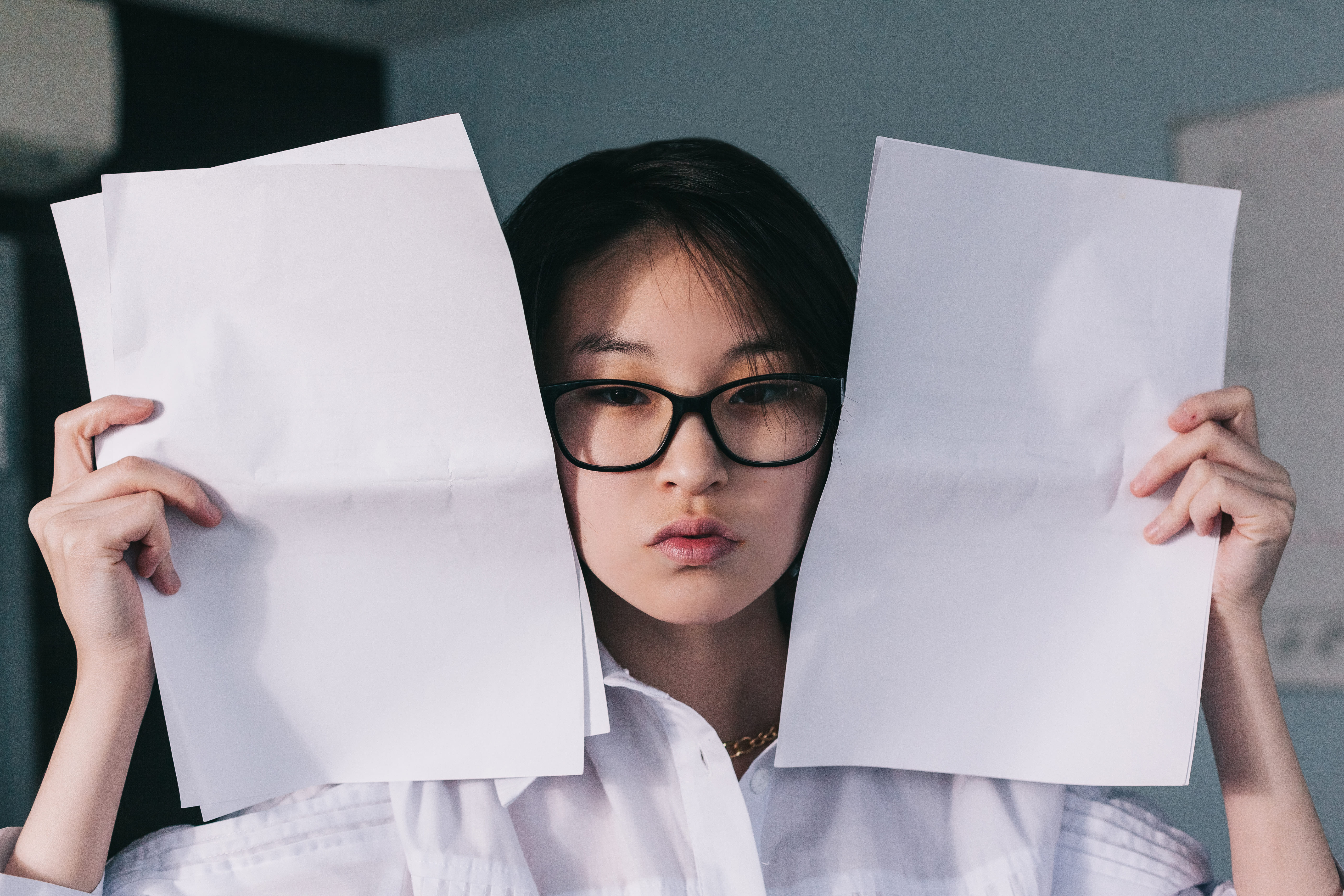 Девушка с документами