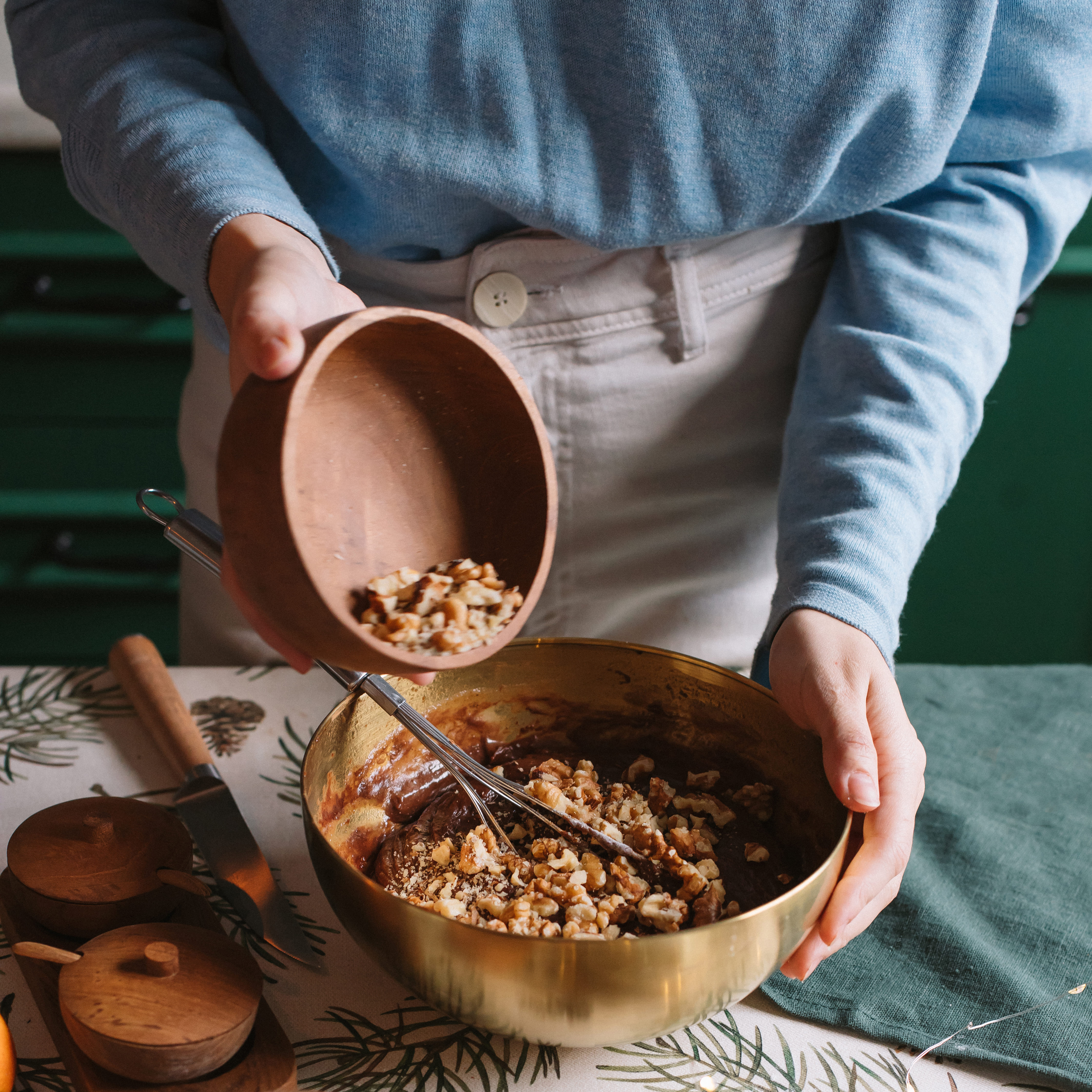 Замешиваем тесто с цукатами