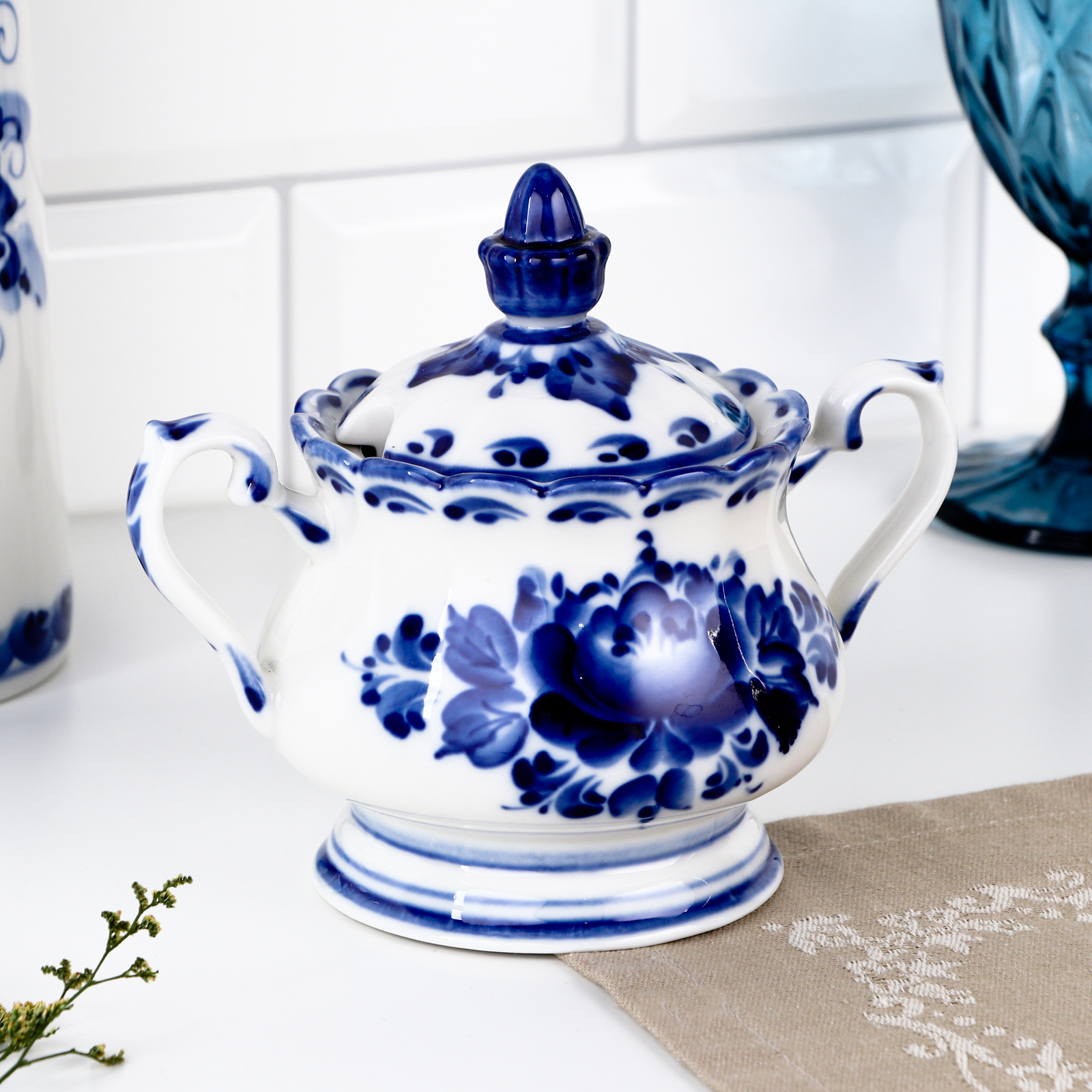 Сахарница из фарфора