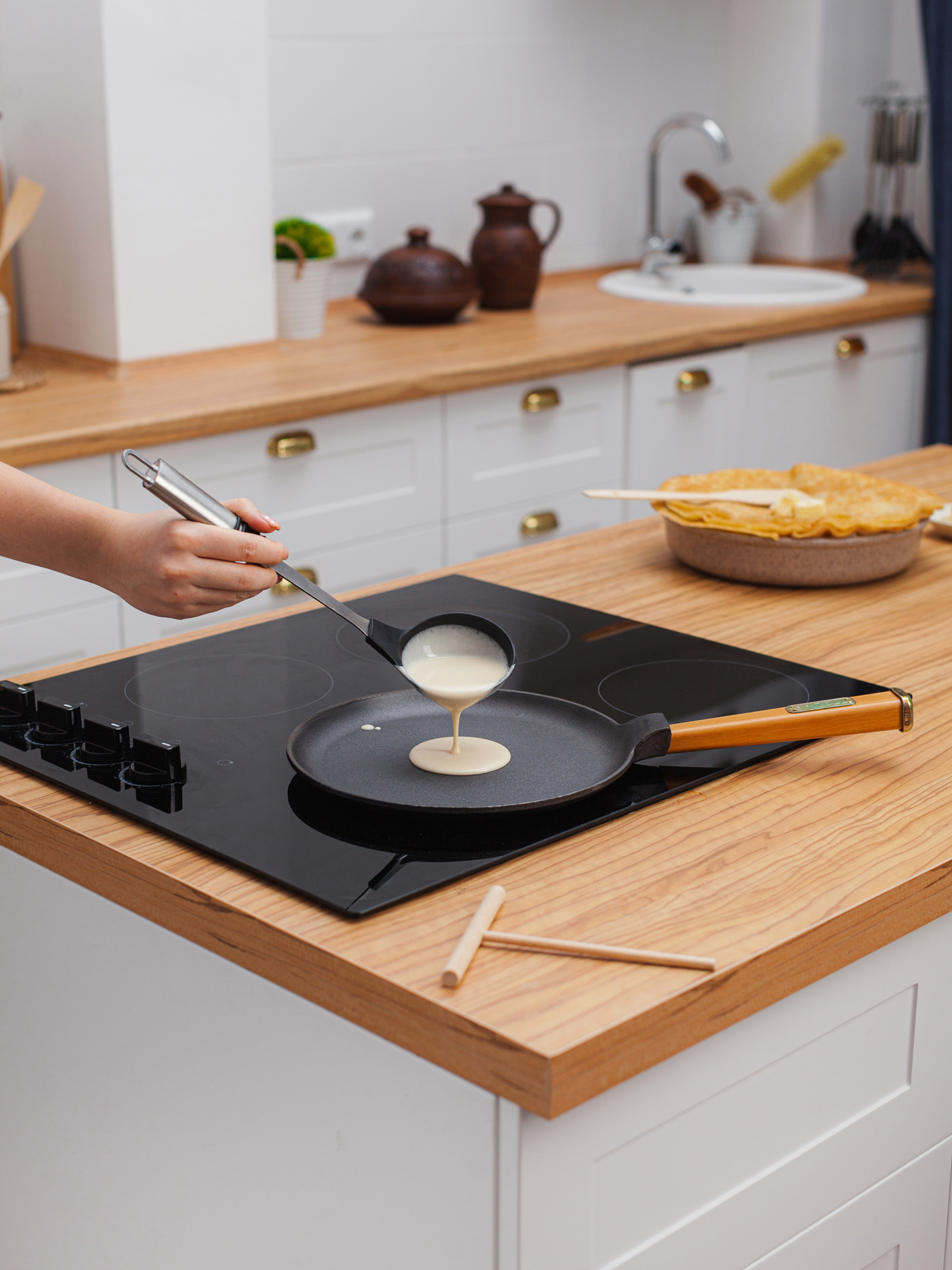 готовка блинов на сковороде