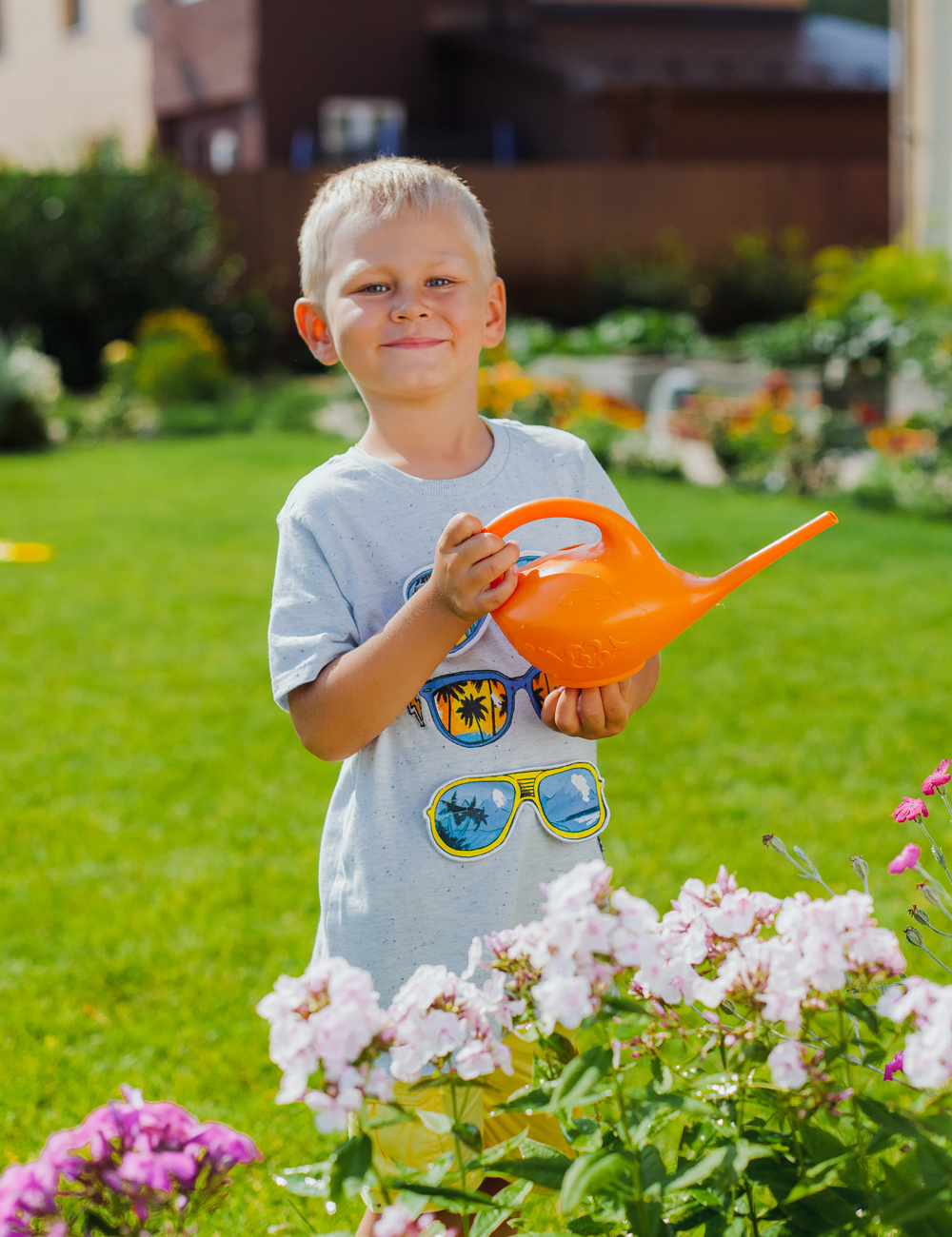 мальчик с лейкой