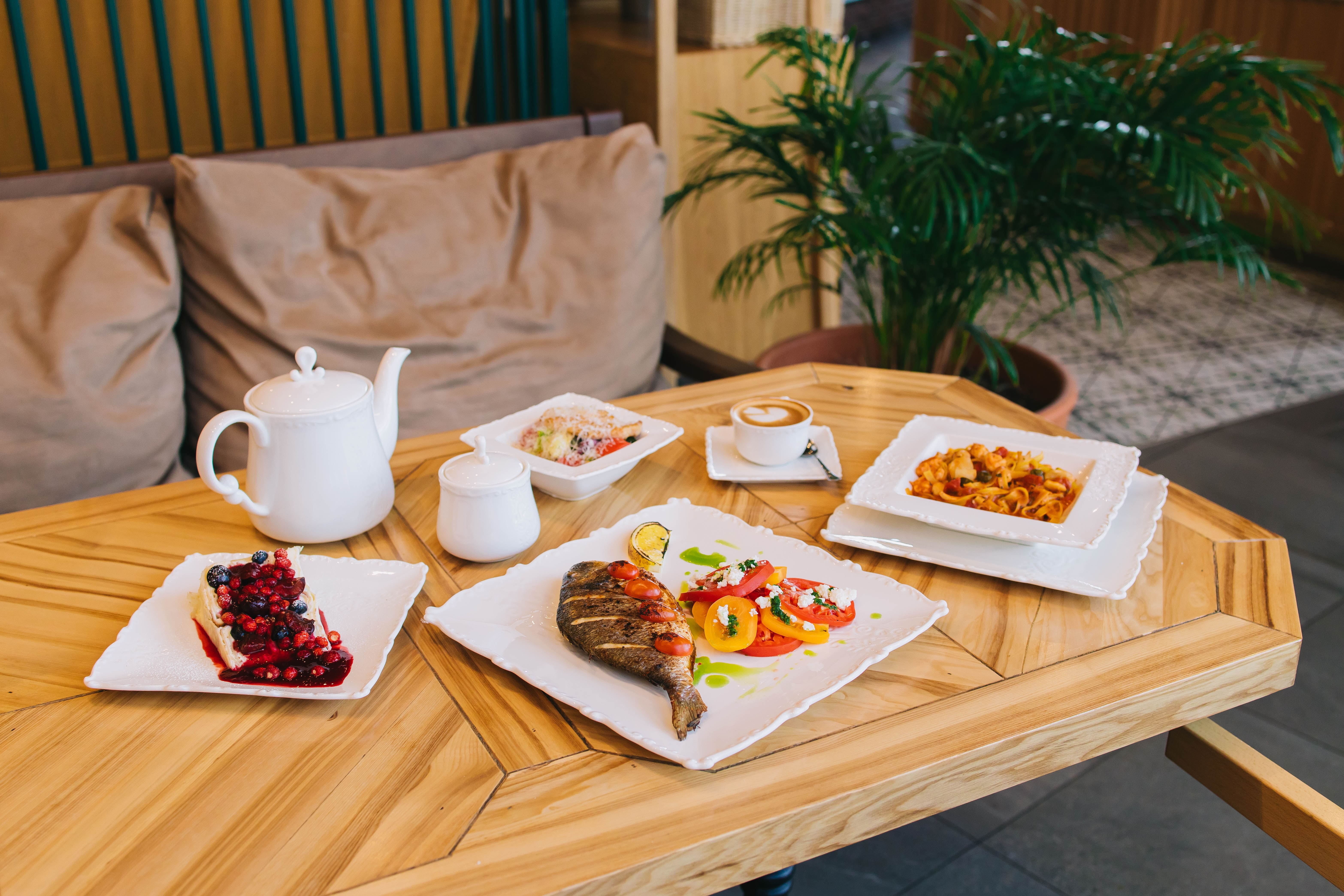 Тарелки на столе