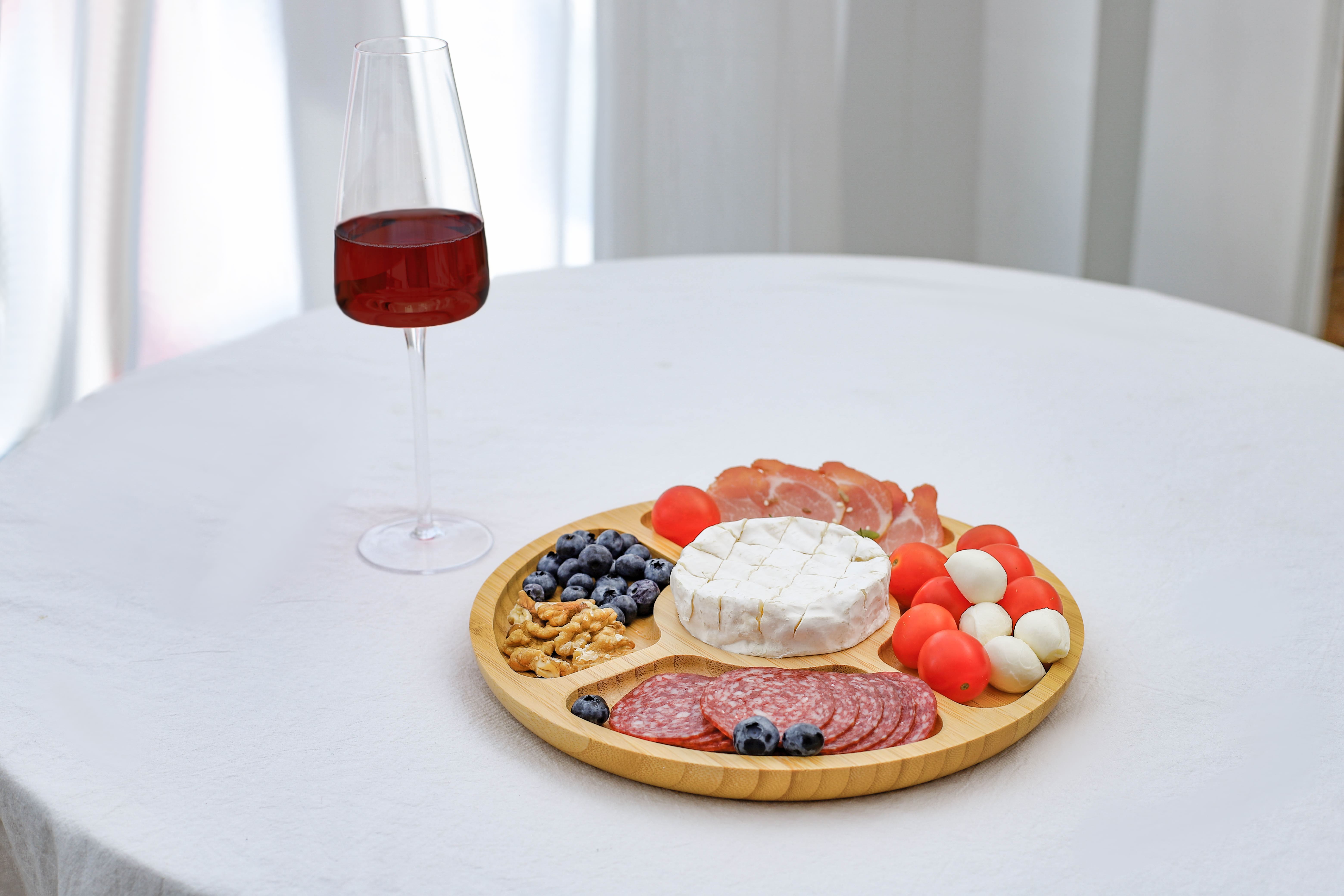 Менажница на столе