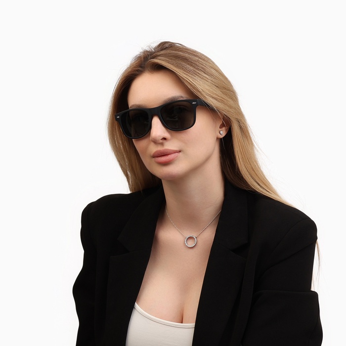 Очки в чёрной оправе