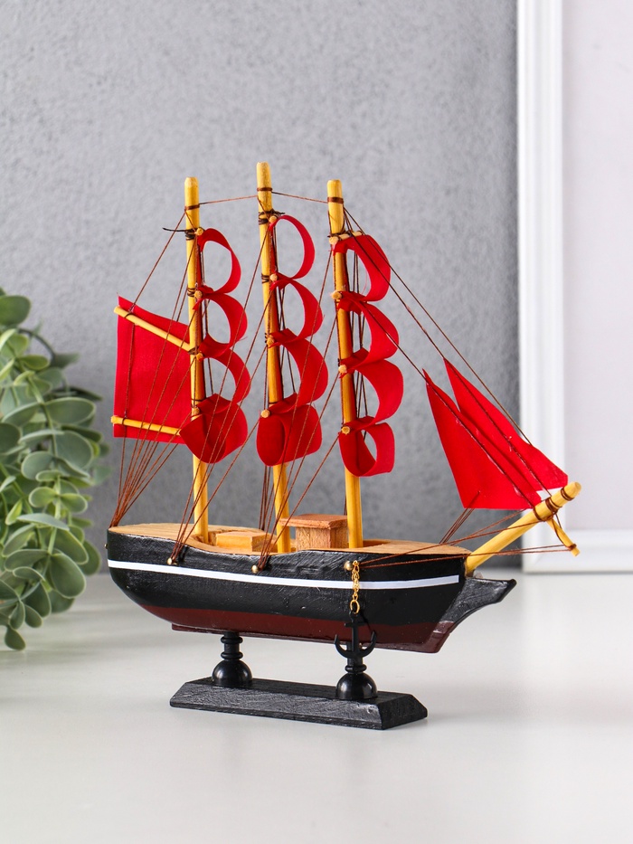 Сувенирная модель корабля