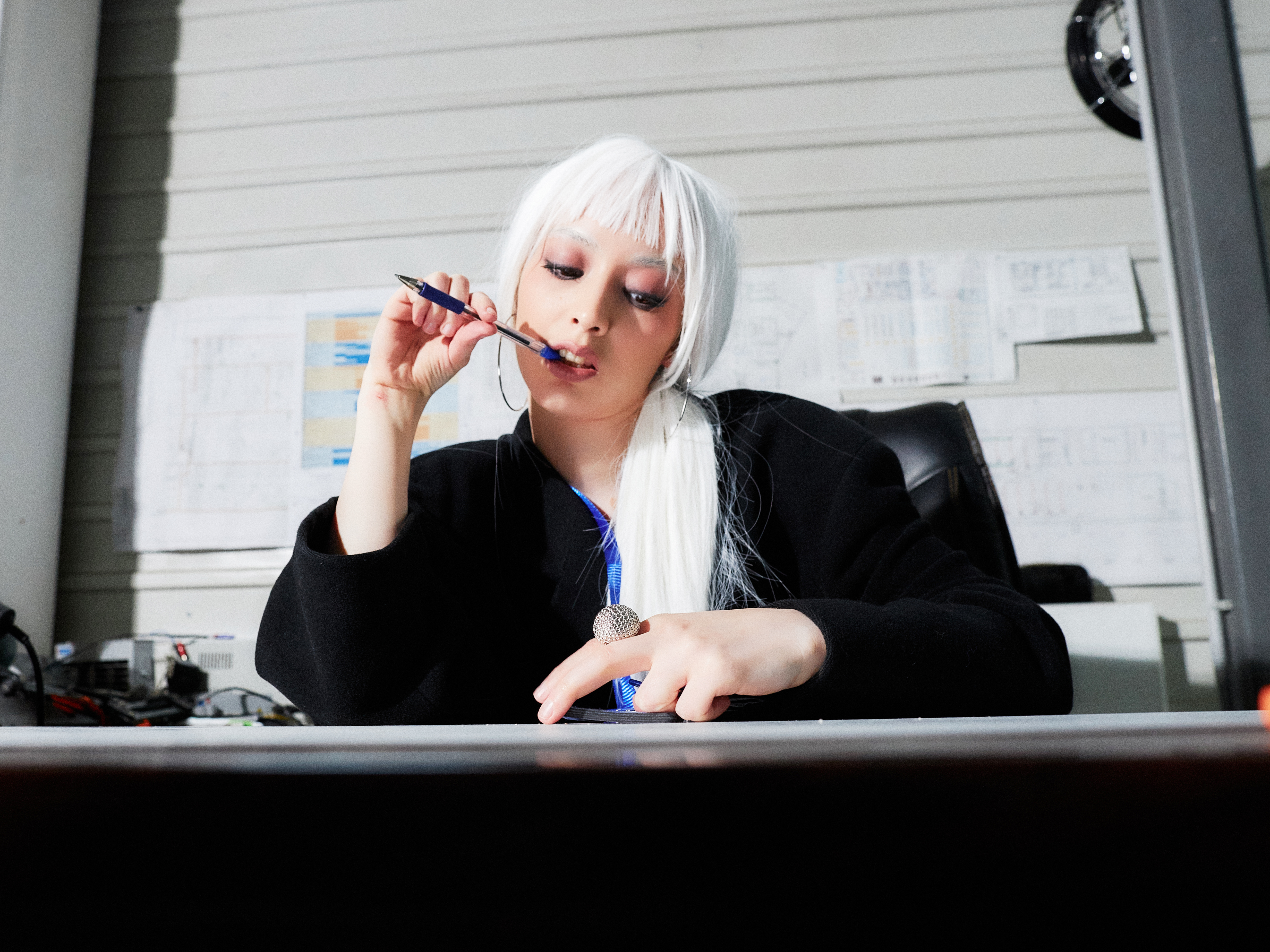 Девушка в костюме и за столом в офисе