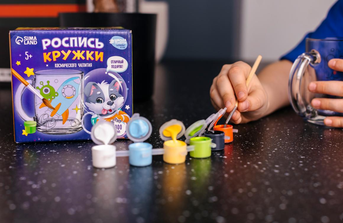 Ребёнок раскрашивает кружку