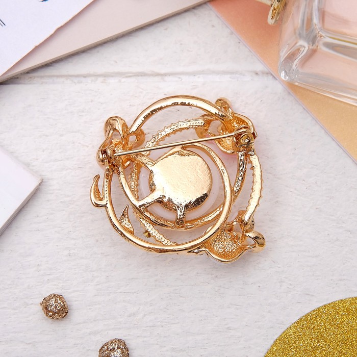 Брошь "Круг", цветы на жемчужине, цветная в золоте