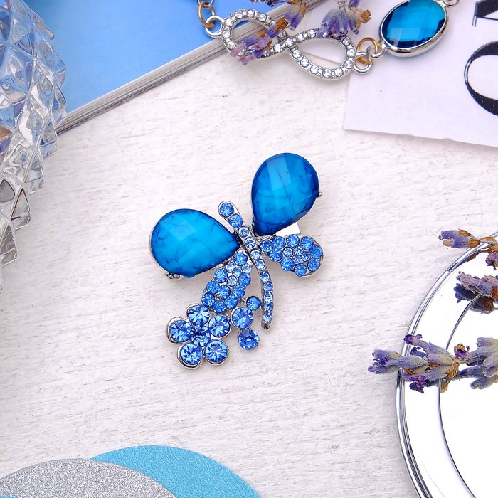 Брошь "Бабочка с цветочком", цвет синий в серебре