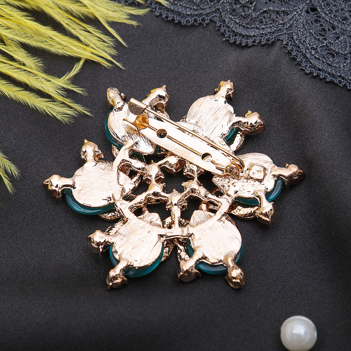 Брошь "Цветочный вальс", цвет бело-голубой в золоте