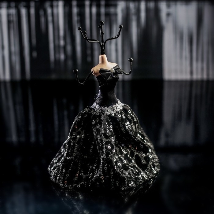 Подставка для украшений "Силуэт девушки в платье", ВЫСОТА Н=18, цвет чёрно-белый