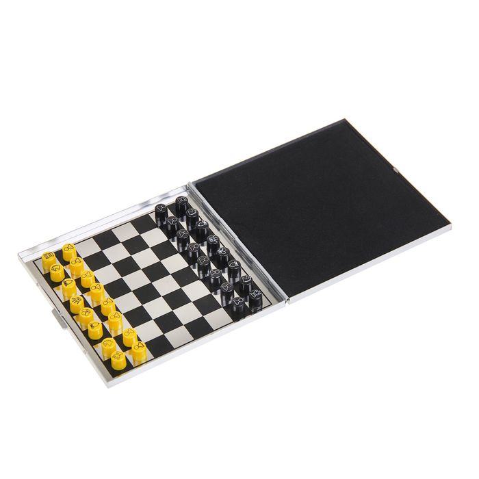 Шахматы мини, на магните, цветные, поле 10 × 10 см