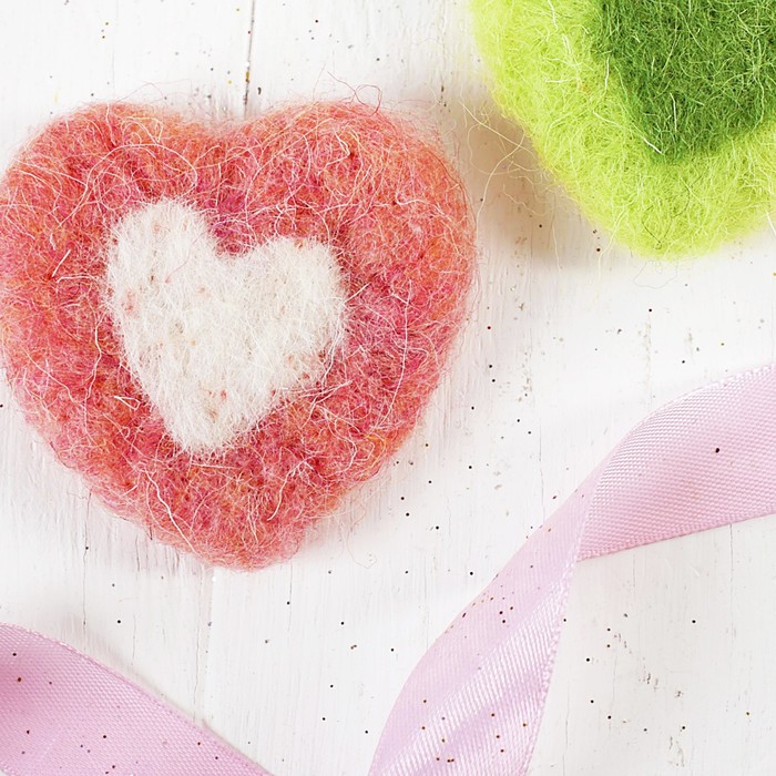 Подвеска декоративная ручной работы "Сердце", шерсть, цвета МИКС