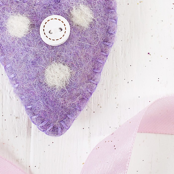 Подвеска декоративная ручной работы "Сердце с пуговицей", шерсть