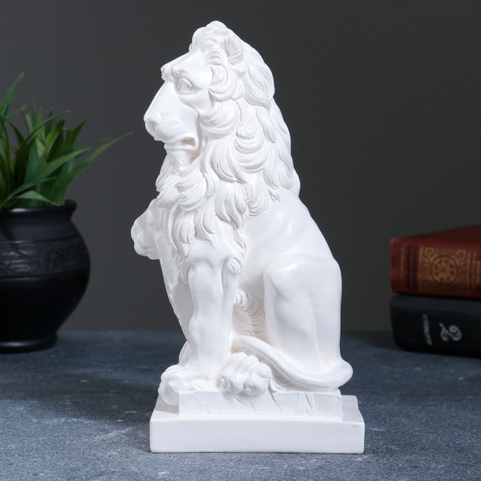 Статуэтка "Лев со щитом" белая