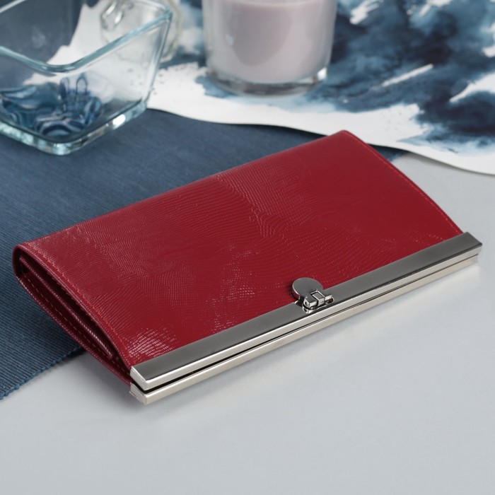 Кошелёк женский на застёжке, 4 отдела, отдел для карт, отдел для монет, красная игуана