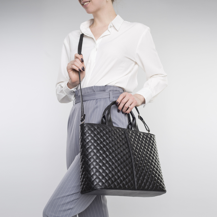 Сумка женская на молнии, 3 отдела, наружный карман, длинный ремень, стёжка, чёрная