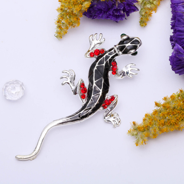 Брошь "Ящерка" цвет чёрно-красный в серебре