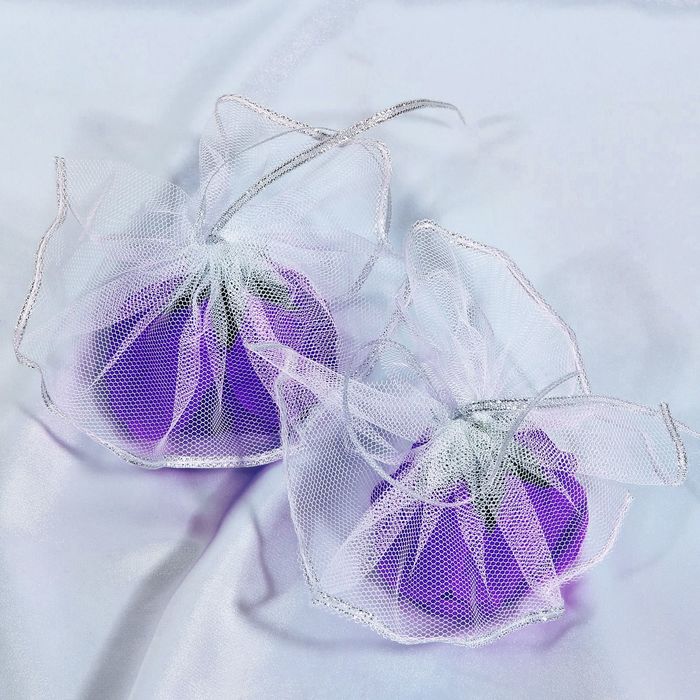 Набор фиолетовых роз для украшения свадебного авто