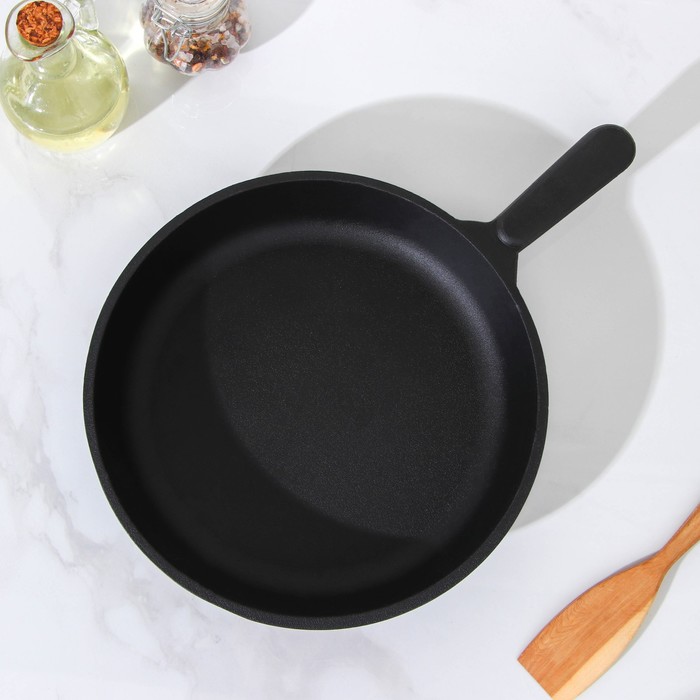 Сковорода 24 см, с чугунной ручкой и алюминиевой крышкой