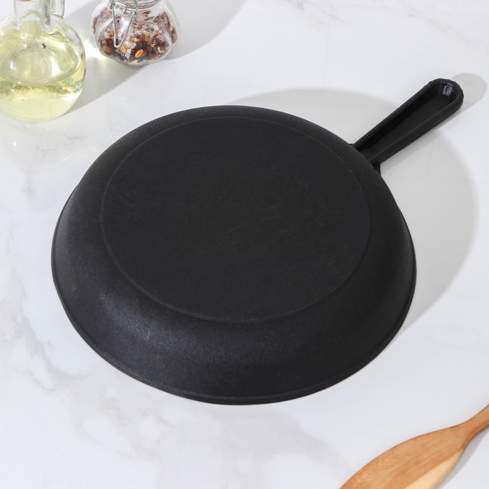 Сковорода 24 см, с чугунной ручкой и алюминиевой крышкой