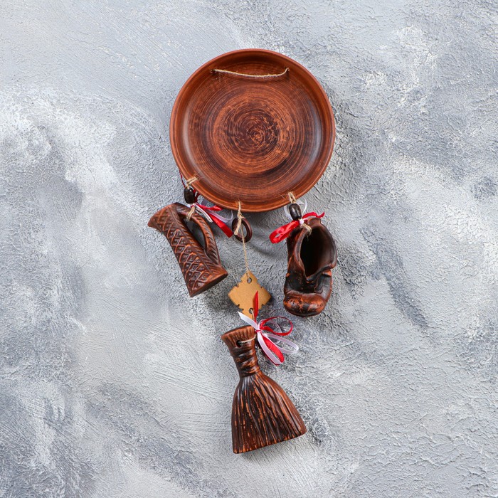 Оберег "Тарелка и три предмета", красная глина, роспись, микс