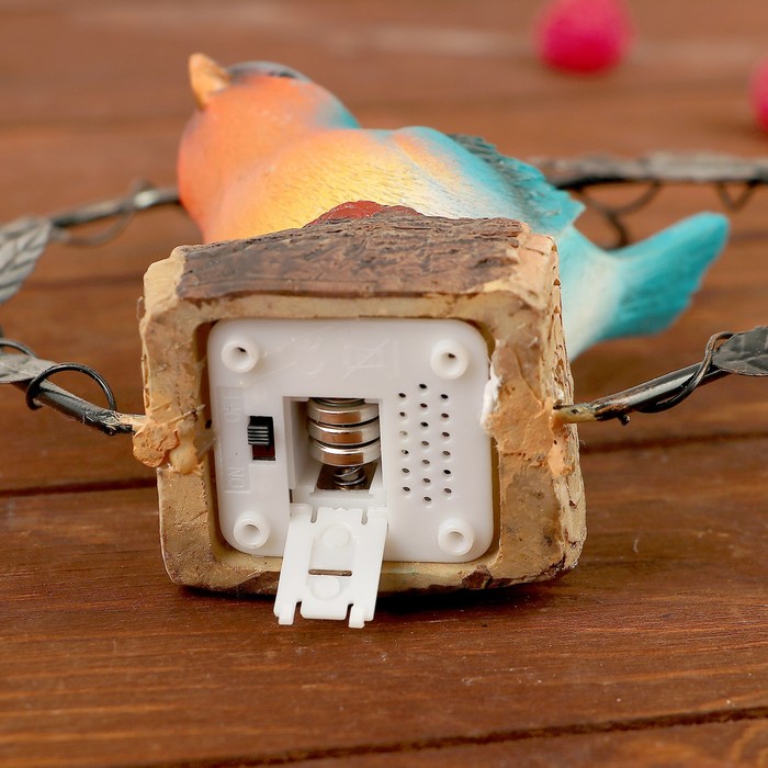 Подвесной декор "Птичка на пне" с датчиком движения