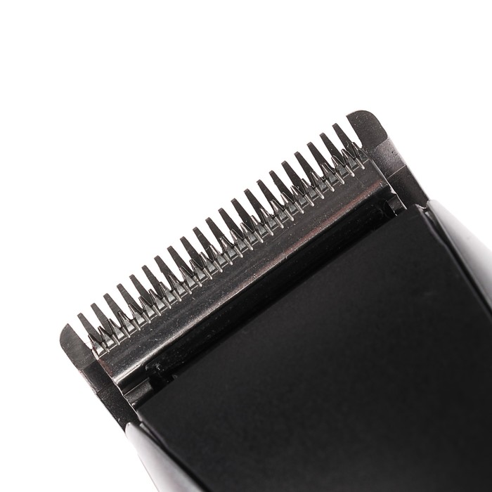 Машинка для стрижки волос LuazON LST-12, 15 Вт, 4 насадки, серебристо-чёрная