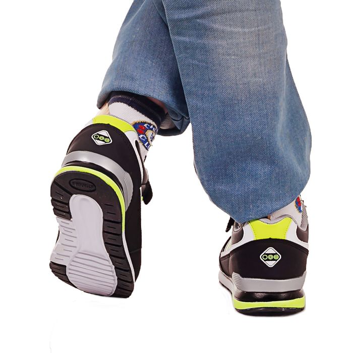 Кроссовки подростковые, цвет чёрный, размер 33