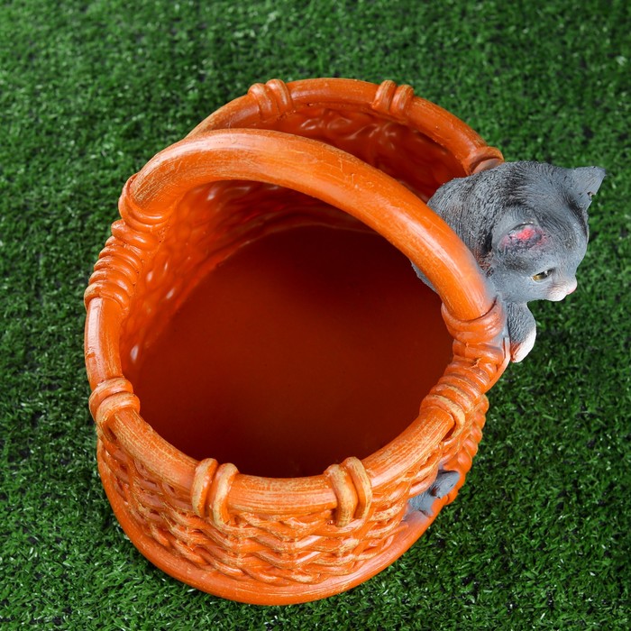 Фигурное кашпо "Котёнок в лукошке"