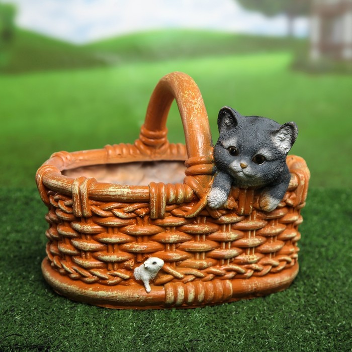 Фигурное кашпо "Котёнок в лукошке"