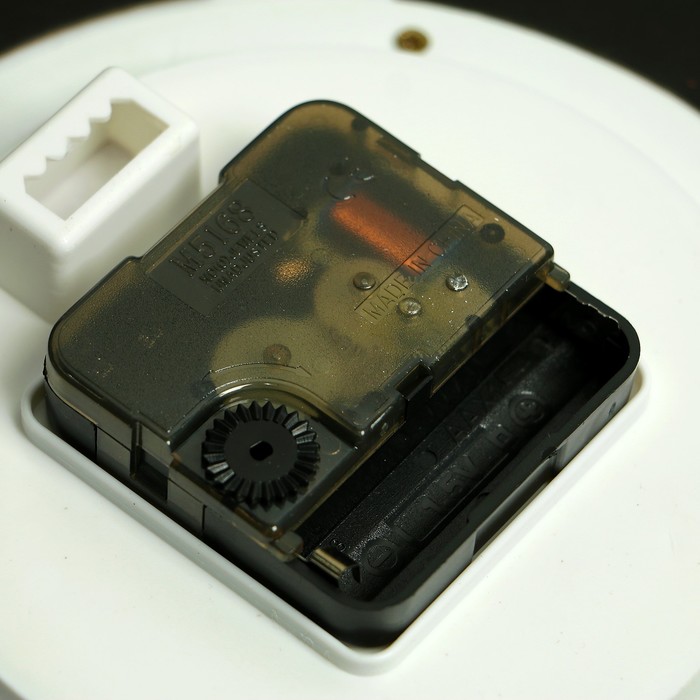 Часы настенные хайтек+4 фоторамки Love белые,цифер микс (фото10х10-2шт,10х15-2шт)32*52см микс