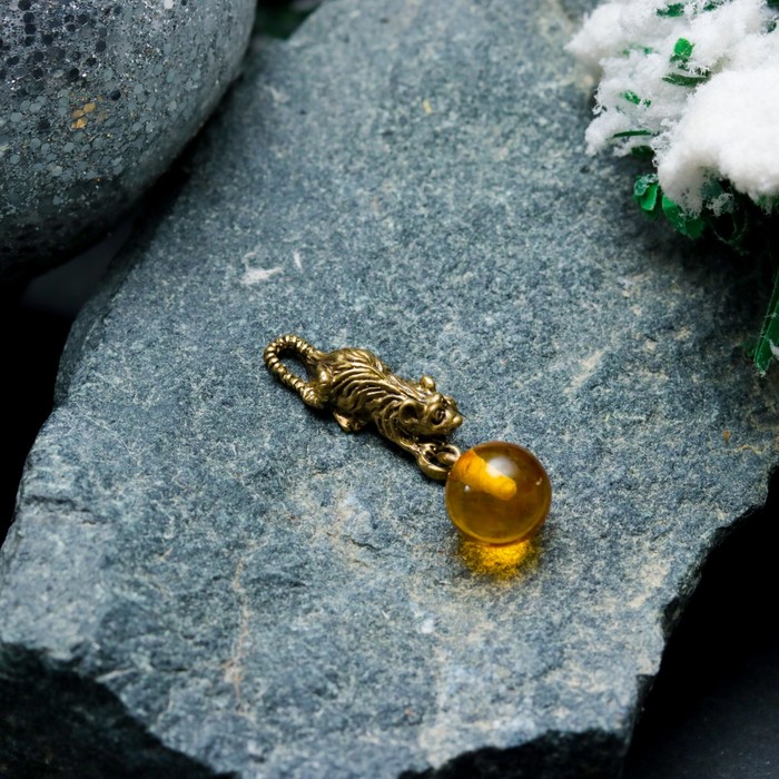 Сувенир "Мышка загребушка  с янтарным шариком"