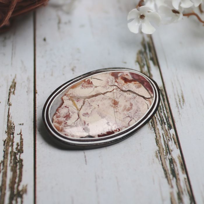 Брошь ручная работа "Яшма" в коричнево-белой оправе