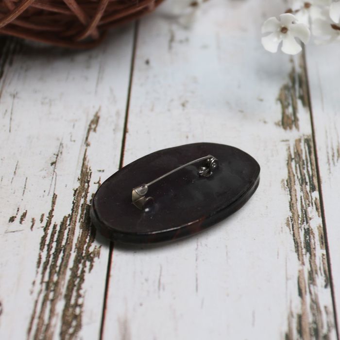 Брошь ручная работа "Яшма" в коричнево-белой оправе