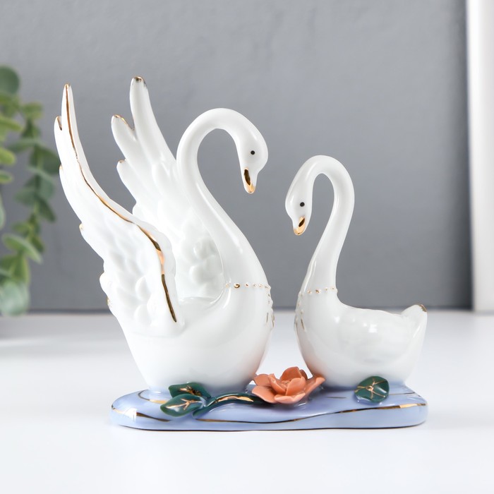 Сувенир керамика Два лебедя в заводи с лотосом 13 см